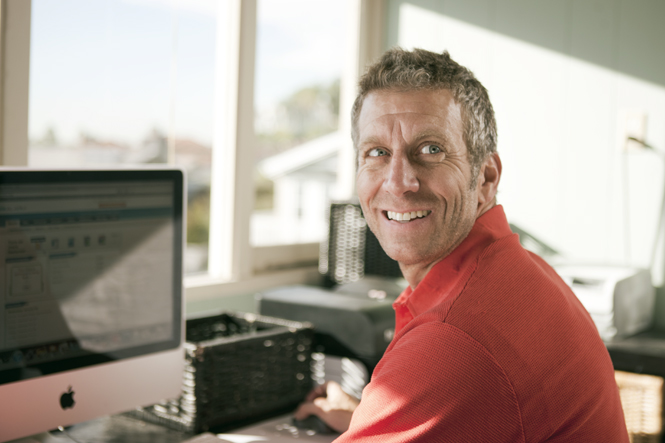 man at computer_2393